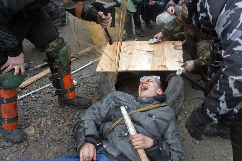 galleries/2014/02/18/an-all-out-battle-erupts-in-ukraine-photos/140220-ukraine-protest1_tcf5tr