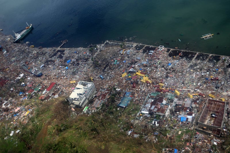 galleries/2013/11/08/monster-typhoon-haiyan-barrels-into-philippines-photos/131110-typhoon7_lpruzl