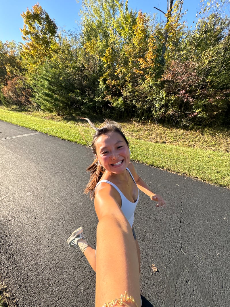 Influencer and Runner, Issa Okamoto, poses for a selfie while running.