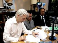 articles/2012/07/03/i-love-the-julian-assange-show/assange-talk-show-quan-tease_d1hba1