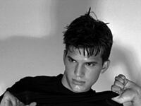 articles/2011/01/20/no-strings-attached-star-ashton-kutchers-shirtless-naked-moments/ashton-amodeling_sbsbxo