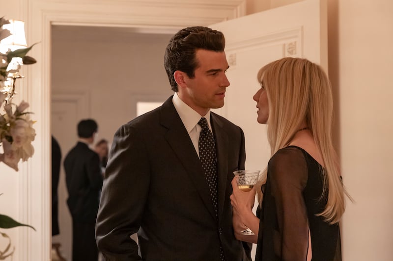 FX's Love Story: John F. Kennedy Jr. & Carolyn Bessette -- "America's Widow" -- Season 1, Episode 3 (Airs Thurs., February 12) -- Pictured: (l-r) Paul Anthony Kelly as John F. Kennedy Jr., Dree Hemingway as Daryl Hannah. CR: Eric Liebowitz/FX.
