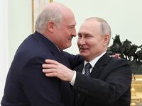 2023-04-05T180052Z_984374532_RC2H80AP23S7_RTRMADP_3_RUSSIA-BELARUS-PUTIN-LUKASHENKO_gcga2q