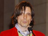 articles/2013/05/31/prince-harry-kills-me-banner-removed-from-venice-biennale/deller_n6tifa