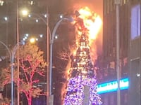 2021-12-08T095550Z_655081695_RC29AR94Z59J_RTRMADP_3_CHRISTMAS-SEASON-NEWYORK-TREE-FIRE_xa29fz