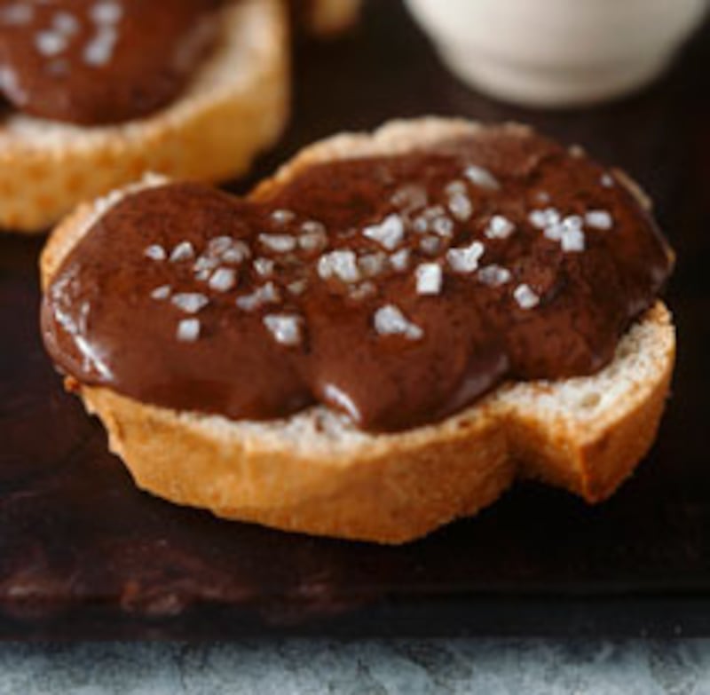 articles/2010/09/10/food-trends-food-barges-mofongo-urban-gardening-and-more/powers-food-trends---chocolate-salt_qadylb