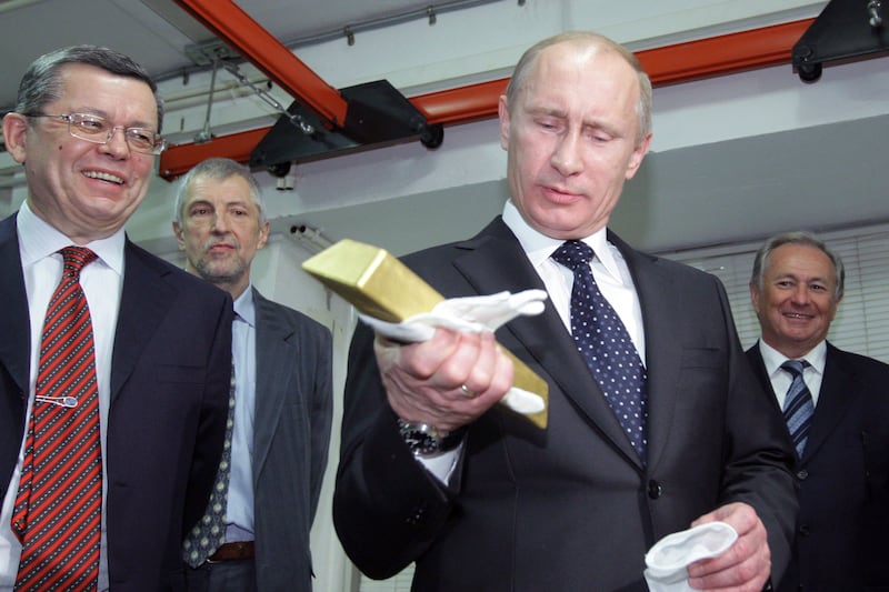 articles/2014/03/20/did-russia-just-dump-a-huge-amount-of-u-s-government-bonds/140319-gross-bonds-tease_q0j9cp