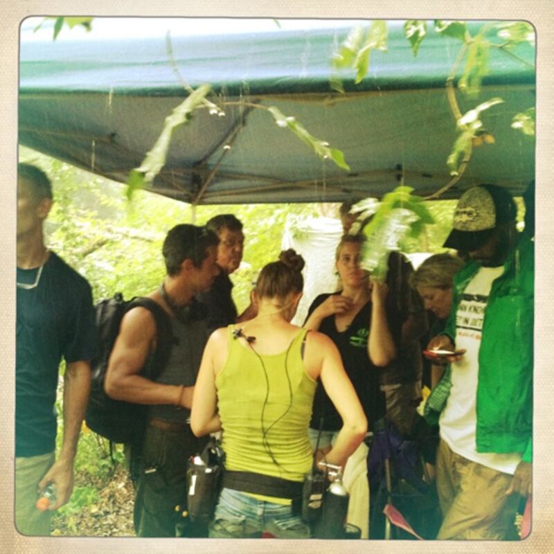 articles/2013/08/08/exclusive-a-photo-essay-on-the-making-of-the-spectacular-now/130807-specatular-now-cast-stern-embed8_hpyvp6