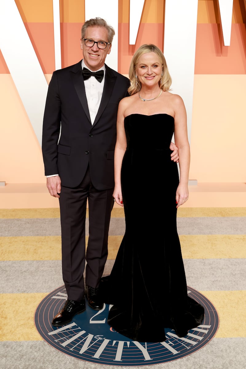 BEVERLY HILLS, CALIFORNIA - MARCH 02: (L-R) Joel Lovell and Amy Poehler attend the 2025 Vanity Fair Oscar Party Hosted By Radhika Jones at Wallis Annenberg Center for the Performing Arts on March 02, 2025 in Beverly Hills, California. (Photo by Amy Sussman/Getty Images)
