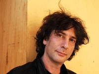 articles/2015/02/24/neil-gaiman-wants-to-make-you-uncomfortable/150223-oconnor-gaiman-tease_ohpdna