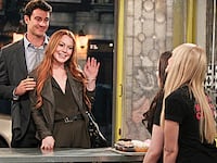 articles/2014/04/15/lindsay-lohan-s-funny-2-broke-girls-stint-proves-she-can-still-act/140414-two-broke-girls-tease_sjh1pj