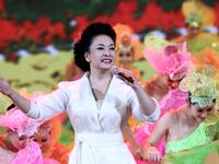 articles/2013/03/16/china-s-glamorous-first-lady-peng-liyuan-saving-the-communist-party-with-song/120314-peng-liyuan_xqvofq