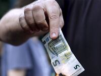 articles/2015/06/30/the-pyromaniac-demagogue-of-greece/150629-patrikarakos-greece-tease_fvzgch