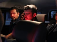 Joran Van der Sloot in the back of a car.