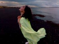 articles/2015/06/05/bjork-virtual-reality-music-video/150605-viral-vid-bjork-tease_dztfs7