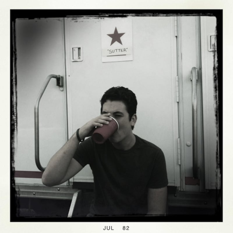 articles/2013/08/08/exclusive-a-photo-essay-on-the-making-of-the-spectacular-now/130807-specatular-now-cast-stern-embed2_gdwb5m