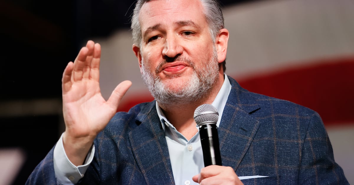 Ted Cruz blamiert sich in einem brutalen Video, als ihn das Publikum ...