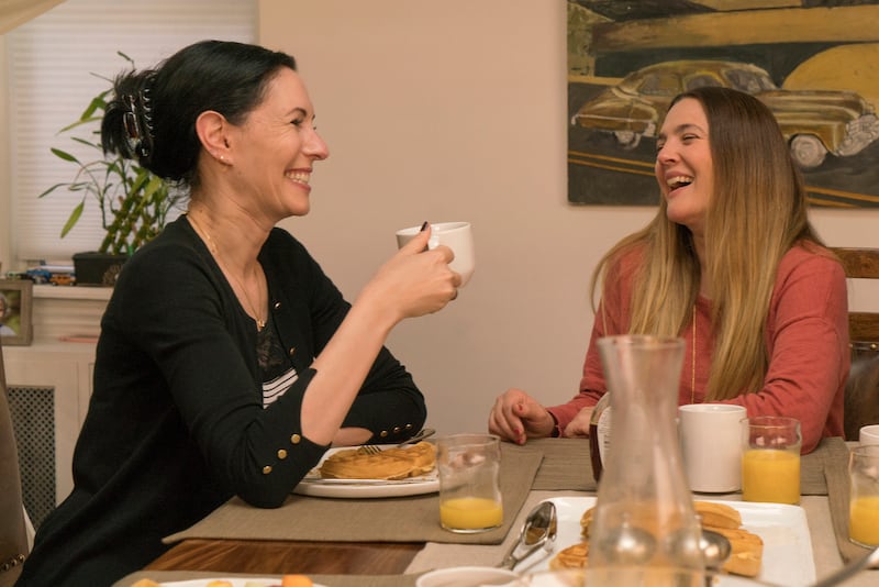 ODD MOM OUT -- "Knock of Shame" Episode 206 -- Pictured: (l-r) Jill Kargman as Jill, Drew Barrymore as Meredith -- (Photo by: Barbara Nitke/Bravo/NBCU Photo Bank/NBCUniversal via Getty Images)