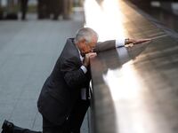 articles/2011/09/10/9-11-anniversary-memorial-news-photos-video/911-memorial-service-box_hkcsue
