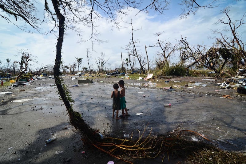 galleries/2013/11/08/monster-typhoon-haiyan-barrels-into-philippines-photos/131111-typhoon-philippines-update-10_jwj5rx