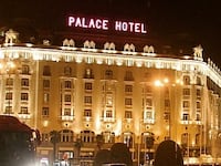 640px-Palace_Hotel__Westin__and_Fuente_de_Neptuno__6394590159_yp3fgv