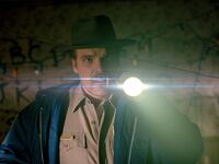 articles/2016/08/09/stranger-things-star-david-harbour-s-long-dark-road-to-leading-man/160808-wilstein-david-harbour-tease2_slncl1