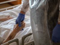 210301-conversation-covid-treatments-tease_hwczdd