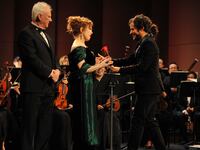 articles/2014/12/23/mozart-in-the-jungle-inside-amazon-s-brave-new-world-of-sex-drugs-and-classical-music/141222-fallon-mozart-tease_d44xqh