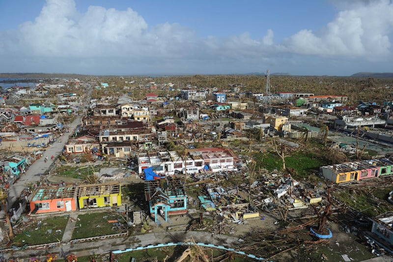 galleries/2013/11/08/monster-typhoon-haiyan-barrels-into-philippines-photos/131111-typhoon-philippines-update-8_gf1kby