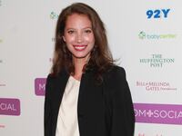 articles/2013/05/15/christy-turlington-returns-to-calvin-klein-h-m-s-plus-size-campaign/130515-turlington-mom-social-cheat_cuenvv