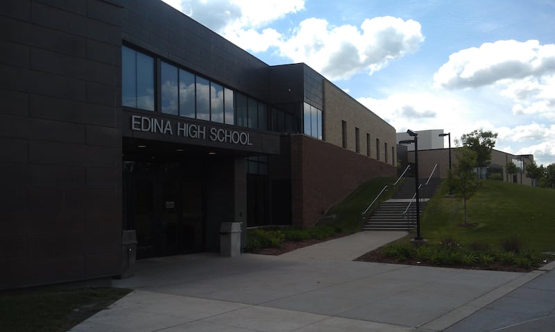 galleries/2014/08/27/25-best-high-schools-in-the-midwest/edina-high-school_j8rpa5