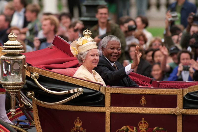 articles/2013/12/10/how-nelson-mandela-called-the-queen-elizabeth-and-commented-on-her-weight/131205-mandela-22_n1k1kg