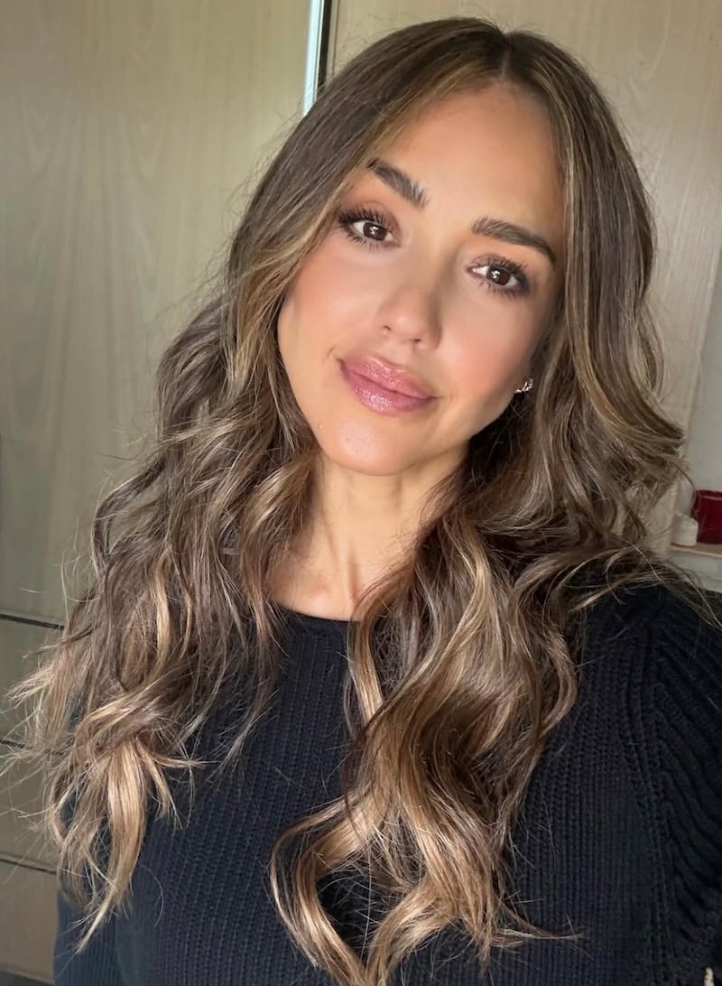 Jessica Alba debuted her new Cafe con Leche” hair on Instagram.