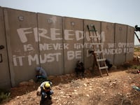 articles/2013/12/18/somewhere-over-the-separation-barrier/OZ_separation_wall_ng5nu7