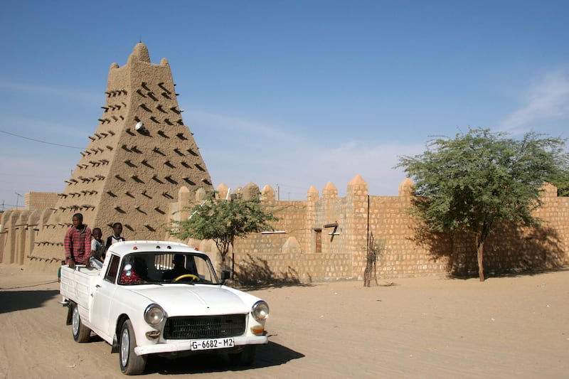 articles/2016/06/04/how-timbuktu-s-bad-ass-librarian-got-lucky/160603-hammer-timbuktu-library2-embed_nu2yap