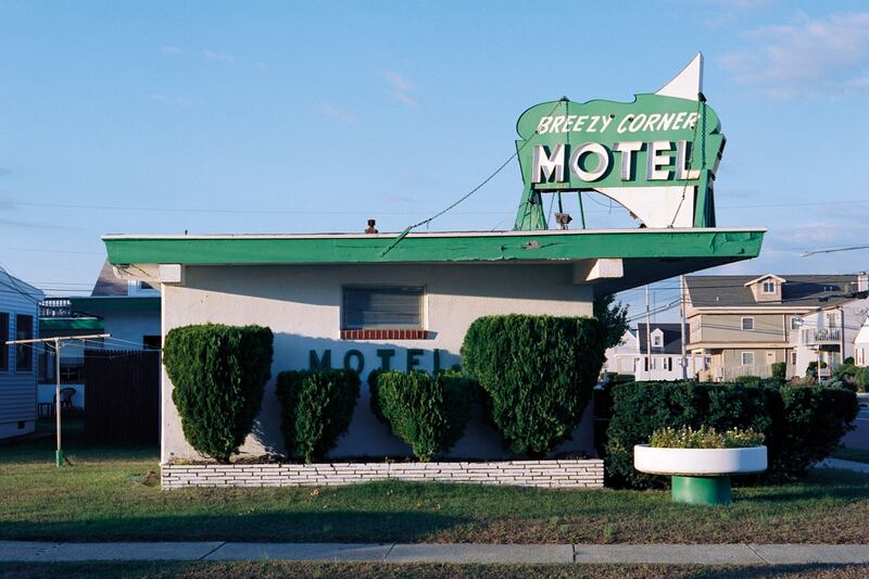 galleries/2016/09/03/the-jersey-shore-s-vanishing-architecture-wildwood-s-iconic-motels-photos/160831_mark_havens_out_of_season_hi_res_4_zincen