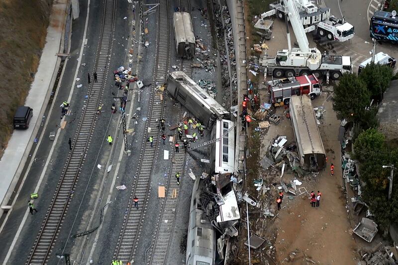 galleries/2013/07/24/dozens-dead-as-train-derails-in-spain-photos/130725-spain-train1_buvysx