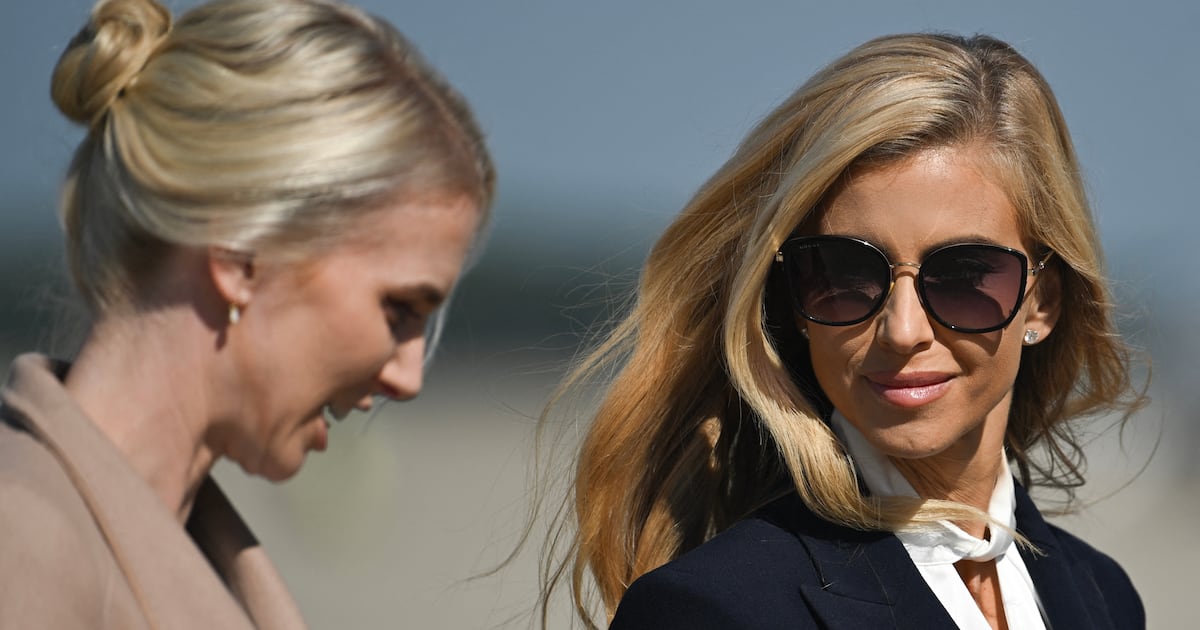Natalie Harp begleitet Trumps neue blonde Beraterin