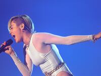 articles/2013/11/11/miley-cyrus-smokes-joint-on-stage-amy-robach-reveals-cancer-diagnosis-on-gma/miley_cyrus_EMAs_tease_nw2lvb