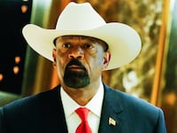 articles/2016/12/05/how-david-clarke-bridges-donald-trump-s-gun-nuts-and-vladimir-putin-s-kleptocrats/161204-Schecter-david-clarke-tease_vsjk68