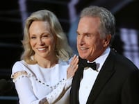 180301-dunaway-beatty-oscars-presenters-cheat_k8oepu