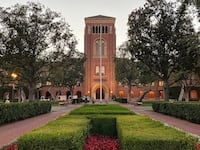 Bovard_Auditorium_at_dusk__University_of_Southern_California_rey9mk