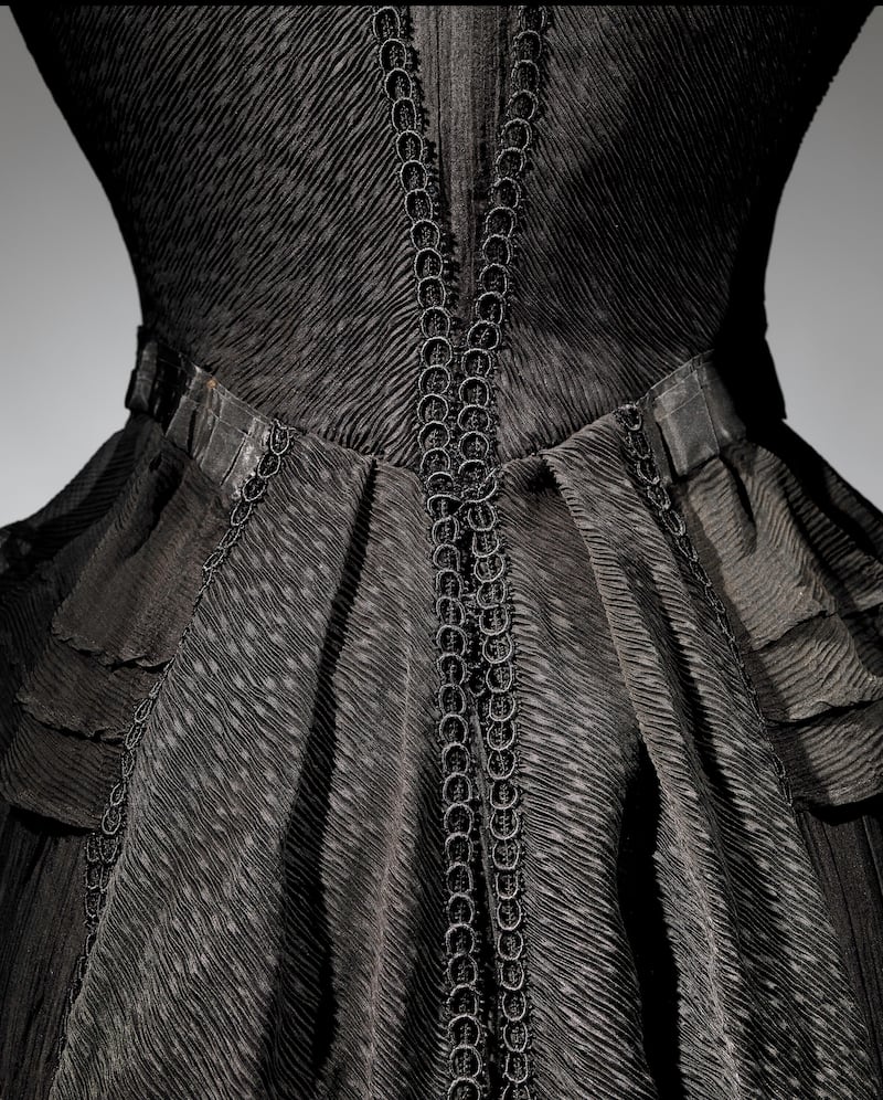 articles/2014/10/21/the-best-dressed-way-to-say-goodbye/141020-jjones-mourning-4-embed_wtzj9x