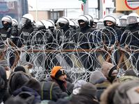 211119-police-border-belarus-tease-01_nstcno