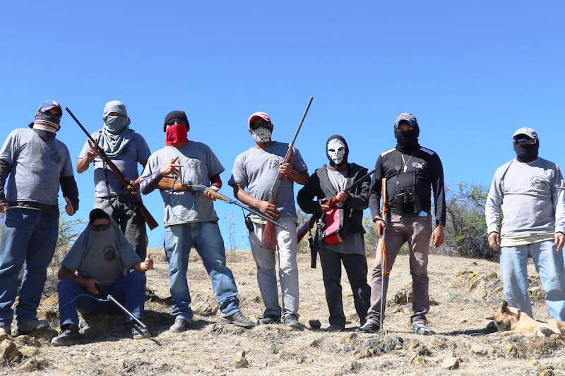 articles/2016/02/13/abandoned-by-the-police-mexicans-fight-to-take-back-their-towns/160212-kryt-mexico-embed2_hnzrxv