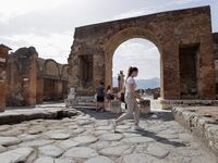 2021-04-27T000000Z_2033600354_RC2A4N9A4BWU_RTRMADP_3_HEALTH-CORONAVIRUS-ITALY-POMPEII_kffw7v
