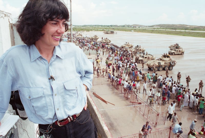 CNN Correspondent Christiane Amanpour covers the US-led peacekeeping operation in Mogadishu. From a tower she watches and smiles at Somali civilians crowding around the US Marines. (Photo by David Turnley/Corbis/VCG via Getty Images)