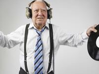 articles/2014/07/20/how-an-ipod-can-fight-alzheimer-s-and-dementia/140718-thomas-music-therapy-tease_ejcvxr