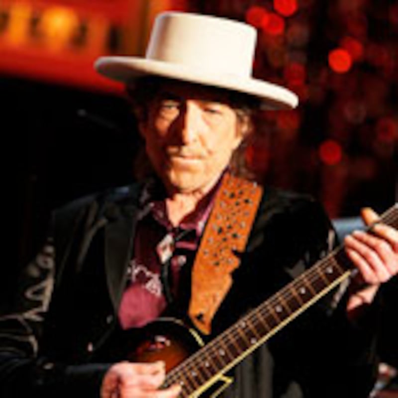 articles/2010/04/30/is-bob-dylan-a-phony/wilentz-dylan-joni_97517_eqqpfo