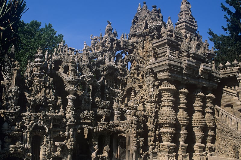 articles/2014/11/20/the-postman-who-built-a-palace-in-france-by-hand/141119-strochlic-waw-embed_u4jzad